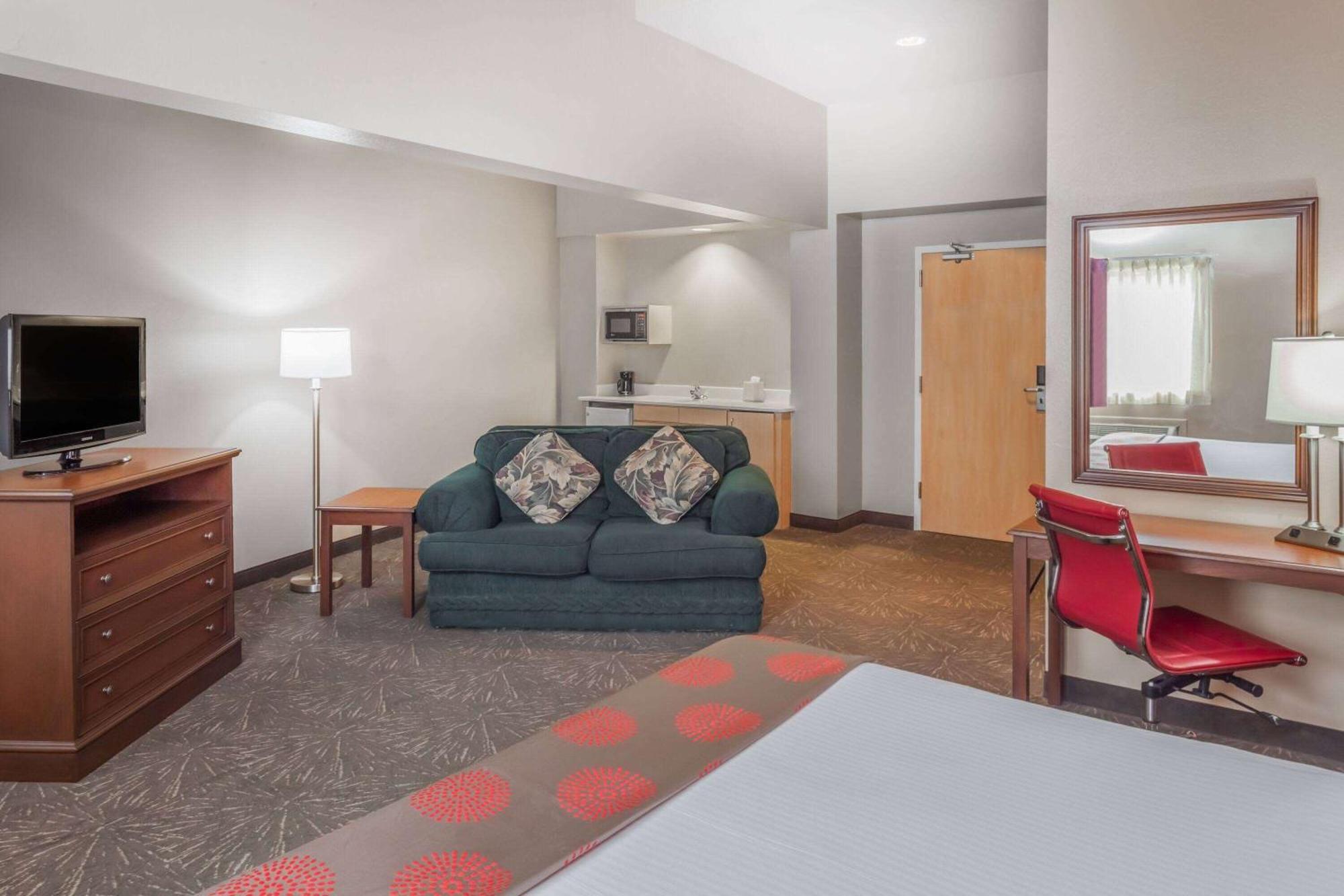 Ramada By Wyndham Hammond Hotel & Conference Center Exterior photo